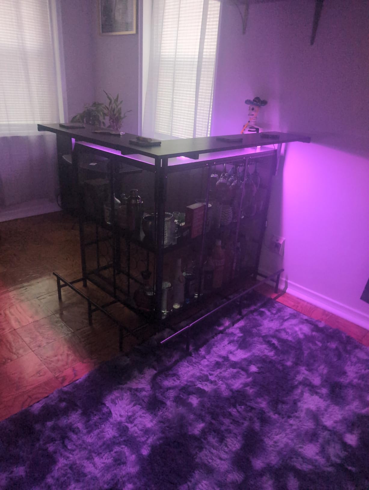 HOOBRO Home Bar Unit, L-Shaped Bar Table with Glasses Holder & 4-Tier Shelves, Corner Mini Liquor Cabinet with Footrest & LED Light APP Control for Home, Pub, Black customer photo 2