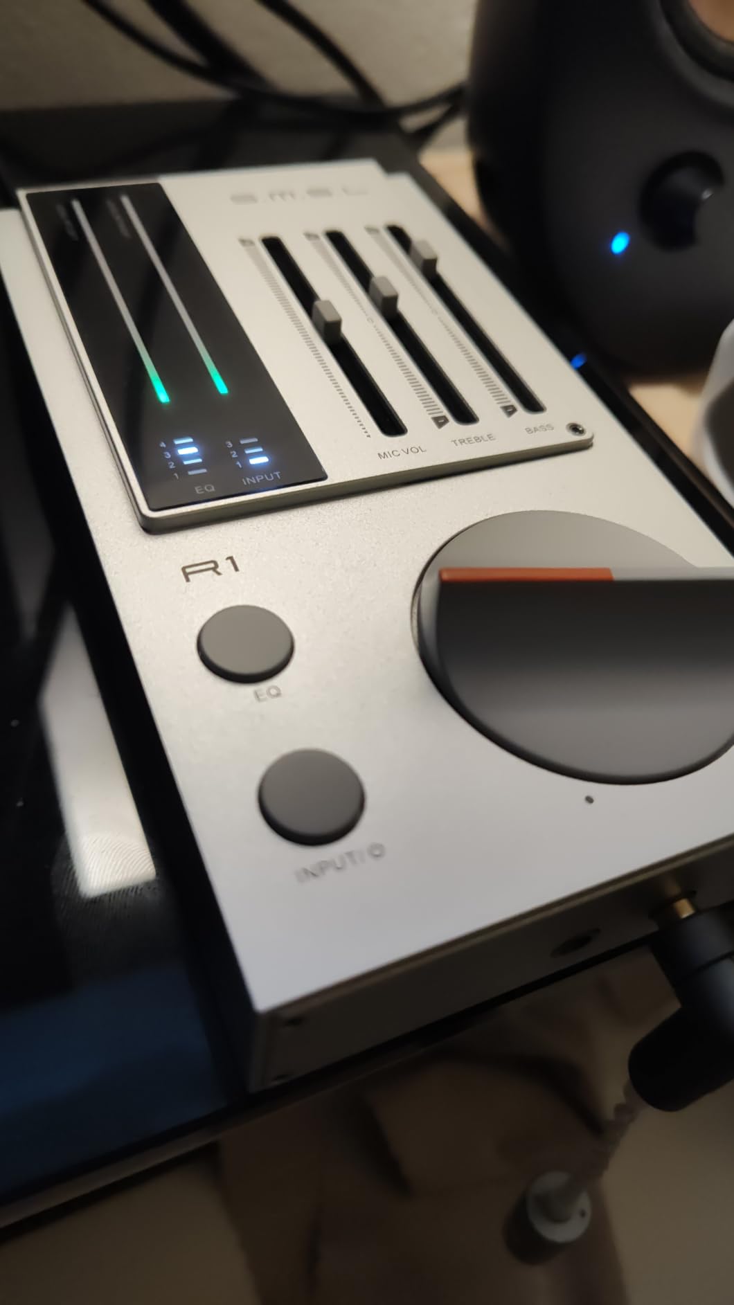 SMSL R1 DAC Headphone Amplifier, Desktop USB C Digital to Analog Audio Converter for Gaming PC PS5, Microphone/USB/Opt/Coax Input 3.5mm/4.4mm Balanced/RCA Output, EQ Mode/Bass/Treble Adjust (Silver) customer photo 2