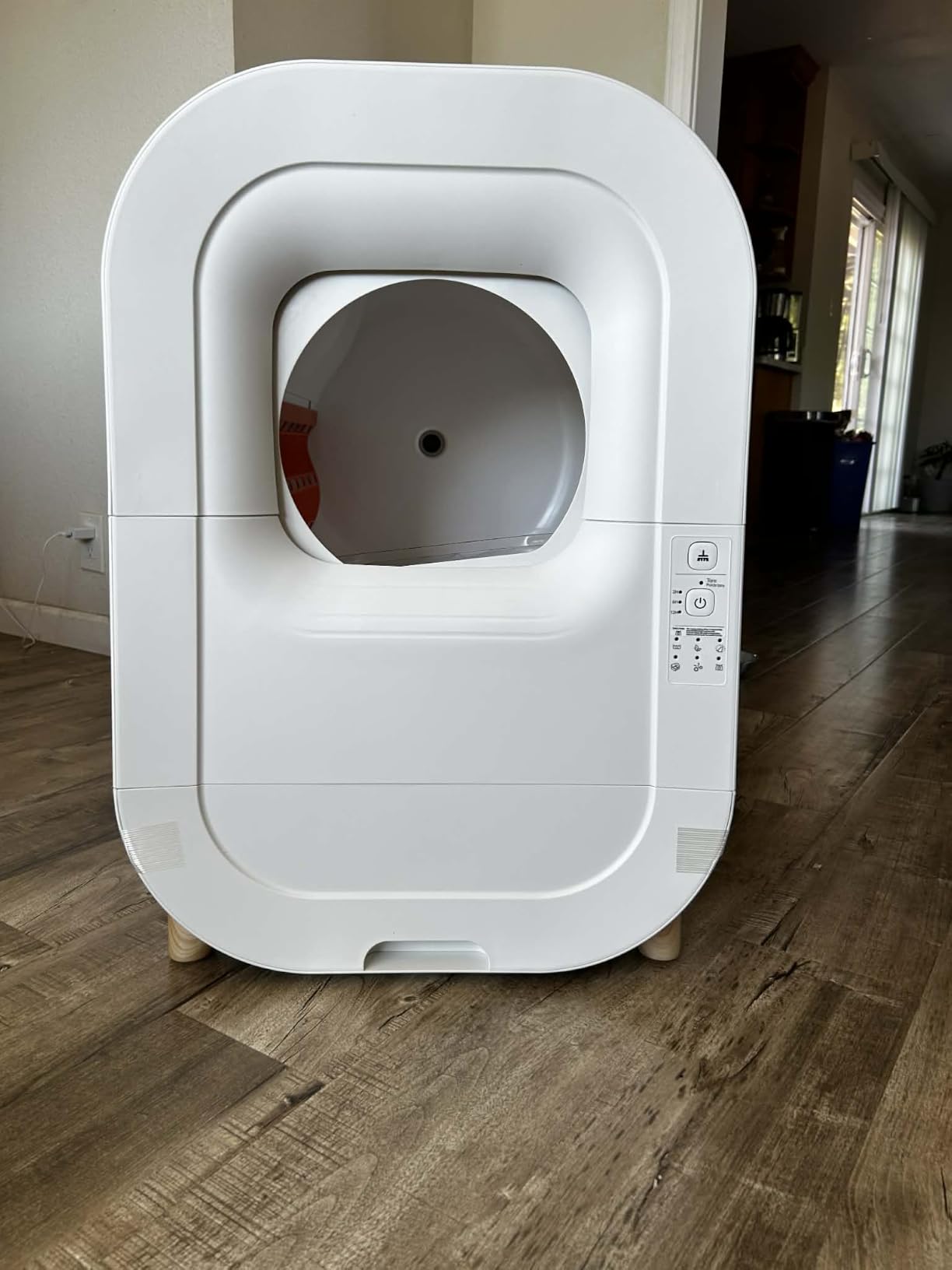Amazon Basics Automatic Self-Cleaning Cat Litter Box with Safety Sensors, S-Shaped Screen, Odor Control, Removable Washable Liner, 15.8-Gallon, for Cats 3.3-22lb customer photo 1