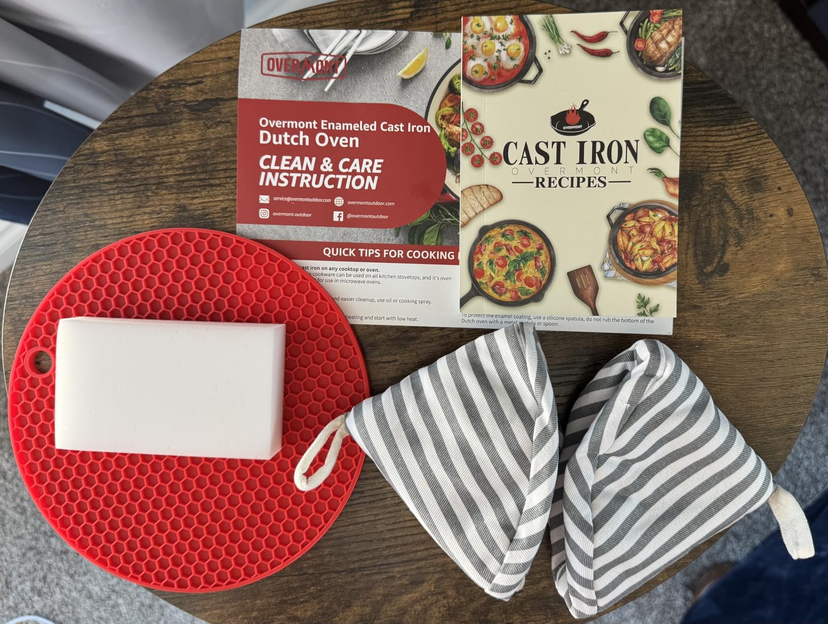 Overmont Enameled Cast Iron Dutch Oven - 5.5QT Pot with Lid Cookbook & Cotton Potholders - Heavy-Duty Cookware for Sourdough Baking, White customer photo 1
