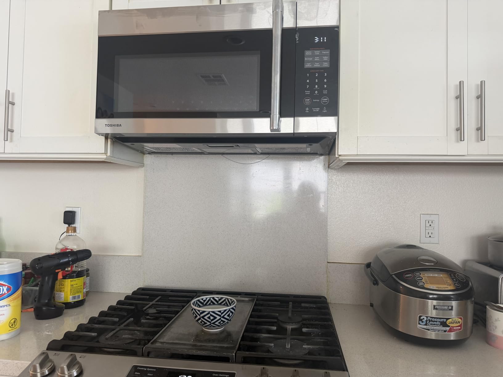 TOSHIBA 1.9 Cu.Ft. Over the Range Microwave Oven with Easy Installation, Soft Close Door, ChefDefrost, Sensor, 400 CFM Ventilation, 1000W, Stainless Steel, OA-EM19PH(SS) customer photo 1