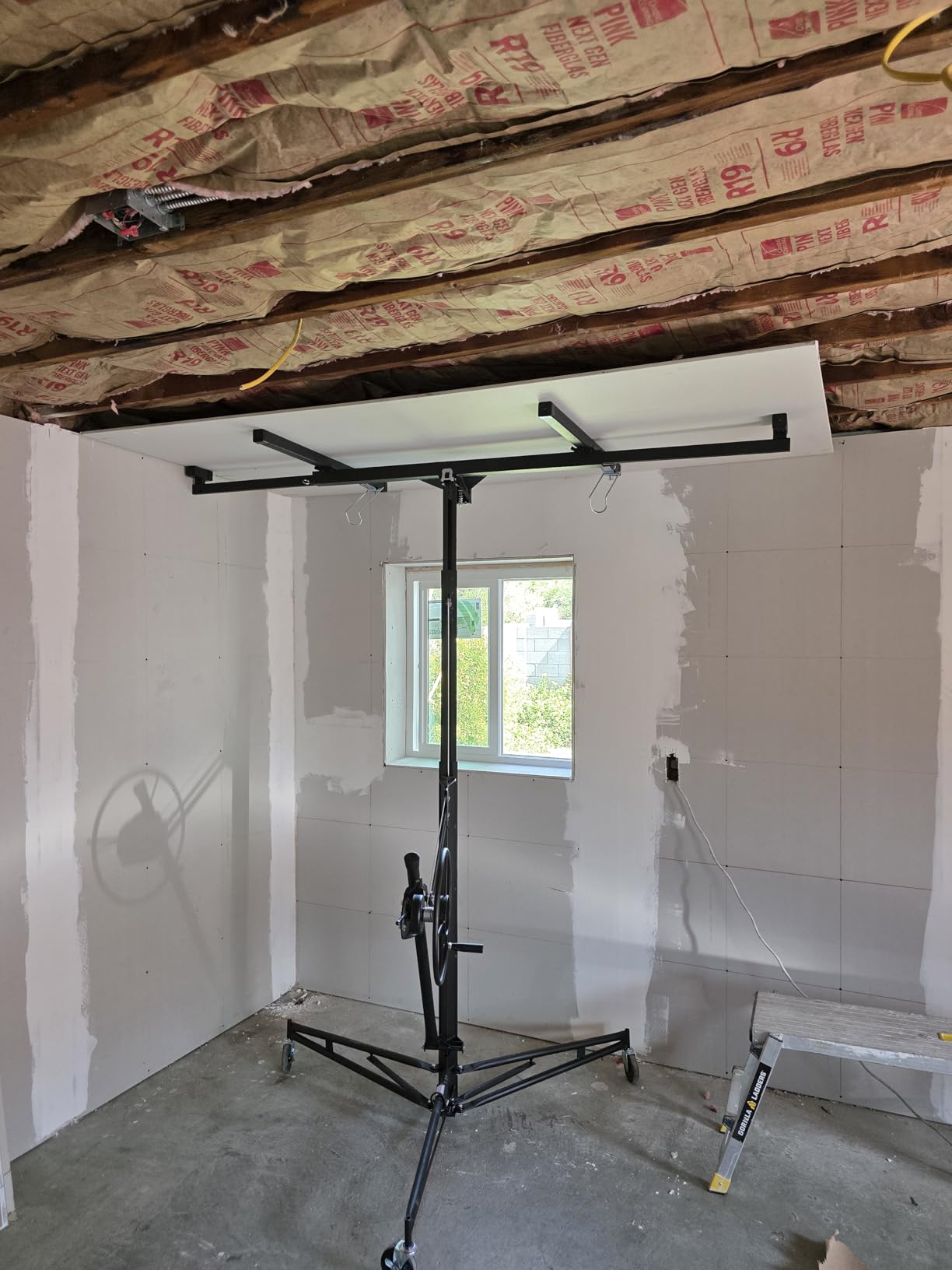 Rovibek 11FT Drywall Lift, Drywall Jack Lift for Ceiling | 360° Adjustable Drywall Panel Hoist, 150LBS Heavy Duty Drywall Lifter, Foldable Sheetrock Lift for Home Improvement (Yellow) customer photo 1