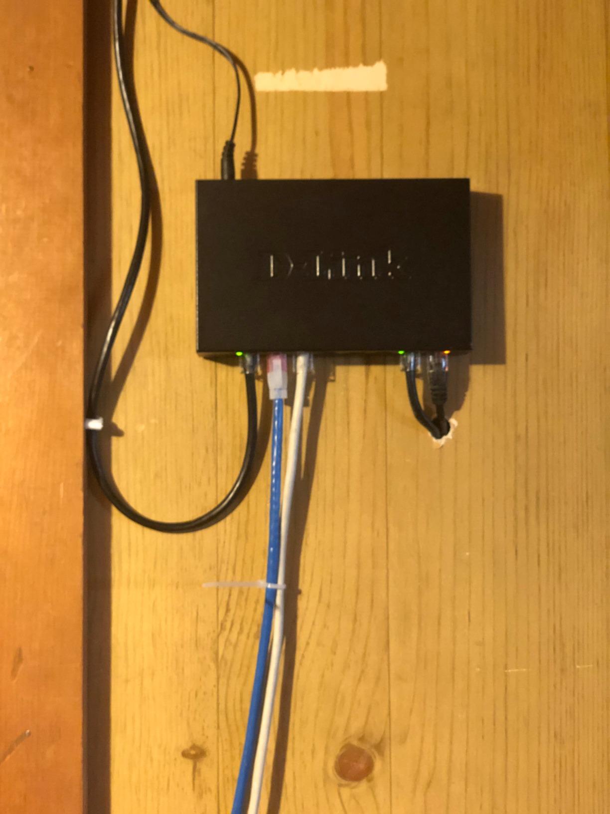 D-Link DGS-108, 8 Port Gigabit Ethernet Switch Unmanaged, Network Splitter, Silent Fanless, Network Hub, Sturdy Metal with Shielded Ports, Compact Desktop/Wall Mount, QoS, Energy Saving, Plug and Play customer photo 2