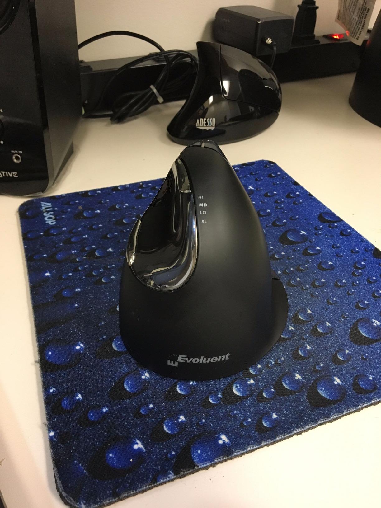Evoluent VM4RW Ergonomic Vertical Mouse Right Hand Regular Size Wireless USB, Sculpted for Comfort, Reduces Wrist Strain, 4 Speeds, 6 Customizable Buttons customer photo 2