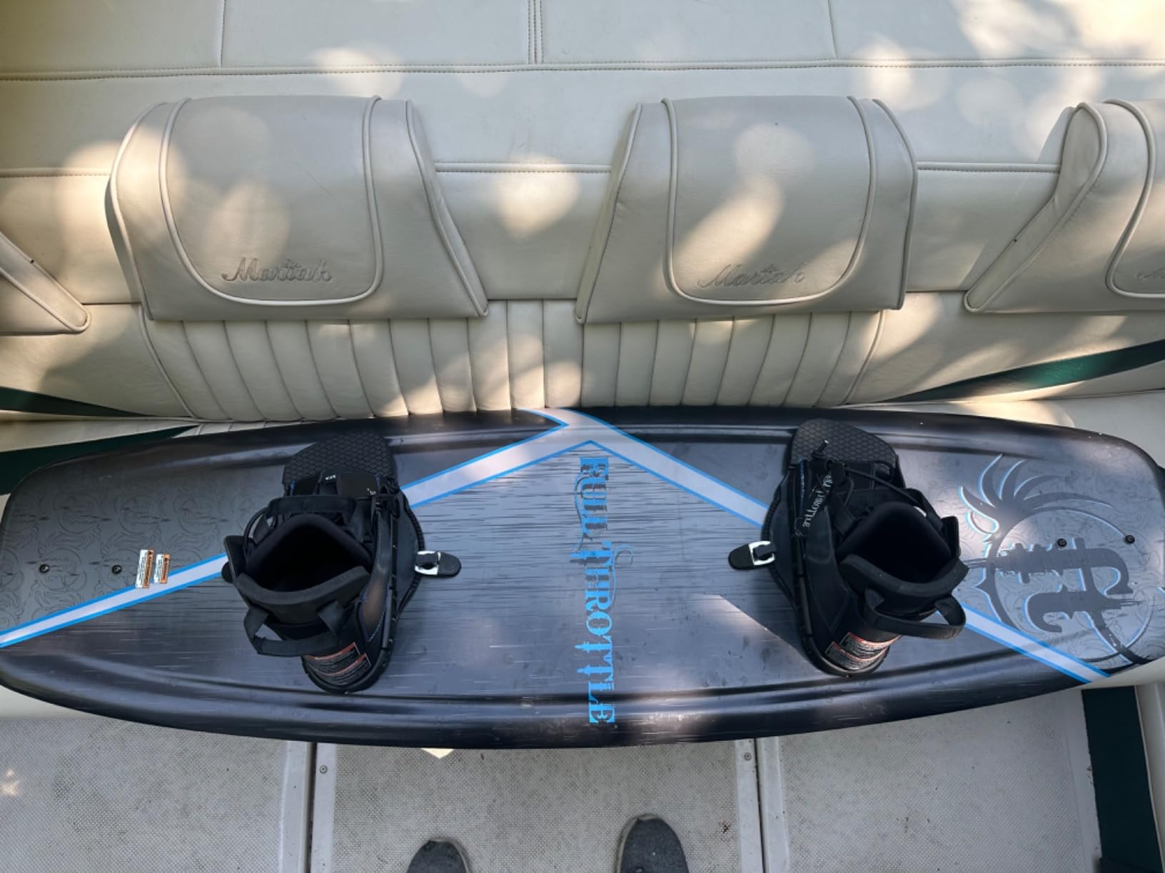 Full Throttle Aqua Extreme Wakeboard Kit (Black/Blue, 55.1 x 21.6-Inch/ 140cm x 42cm) customer photo 1
