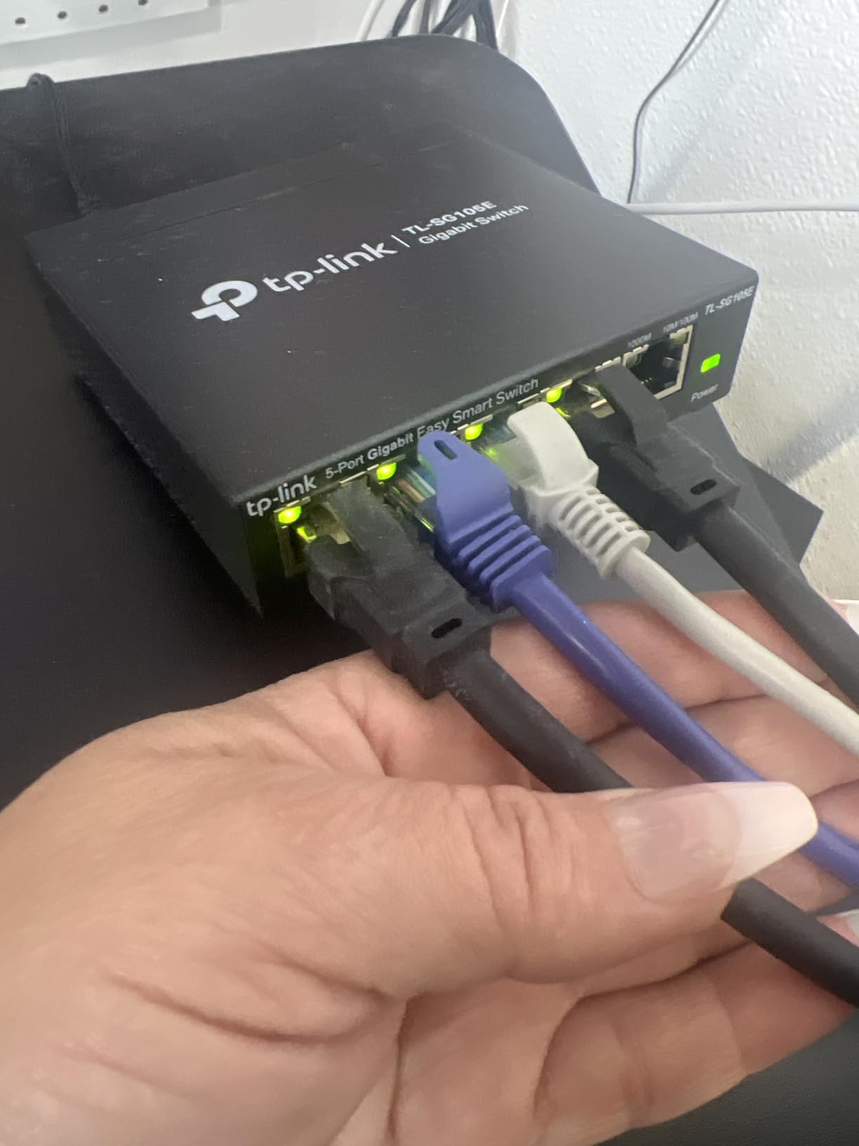 TP-Link 5-Port Gigabit Ethernet Easy Smart Switch| Plug and Play | Desktop | Sturdy Metal w/Shielded Ports | Limited Lifetime Replacement (TL-SG105E), Black customer photo 1