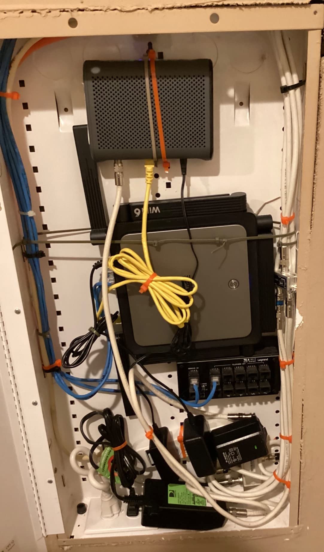 MOTOROLA 16x4 Cable Modem, Model MB7420, 686 Mbps DOCSIS 3.0, Certified by Comcast XFINITY, Charter Spectrum, Time Warner Cable, Cox, BrightHouse, and More customer photo 1