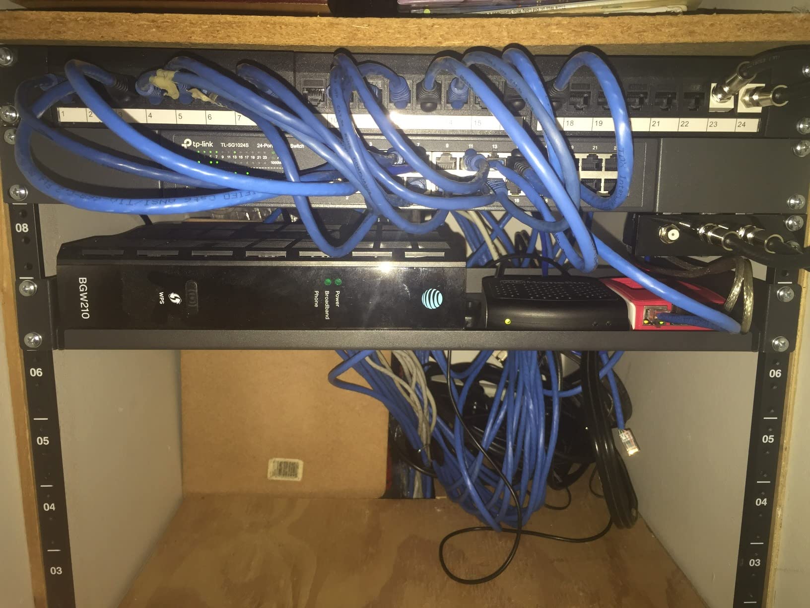TP-Link 24 Port Gigabit Ethernet Switch Desktop/ Rackmount Plug & Play Shielded Ports Sturdy Metal Fanless Quiet Traffic Optimization Unmanaged (TL-SG1024S) customer photo 2