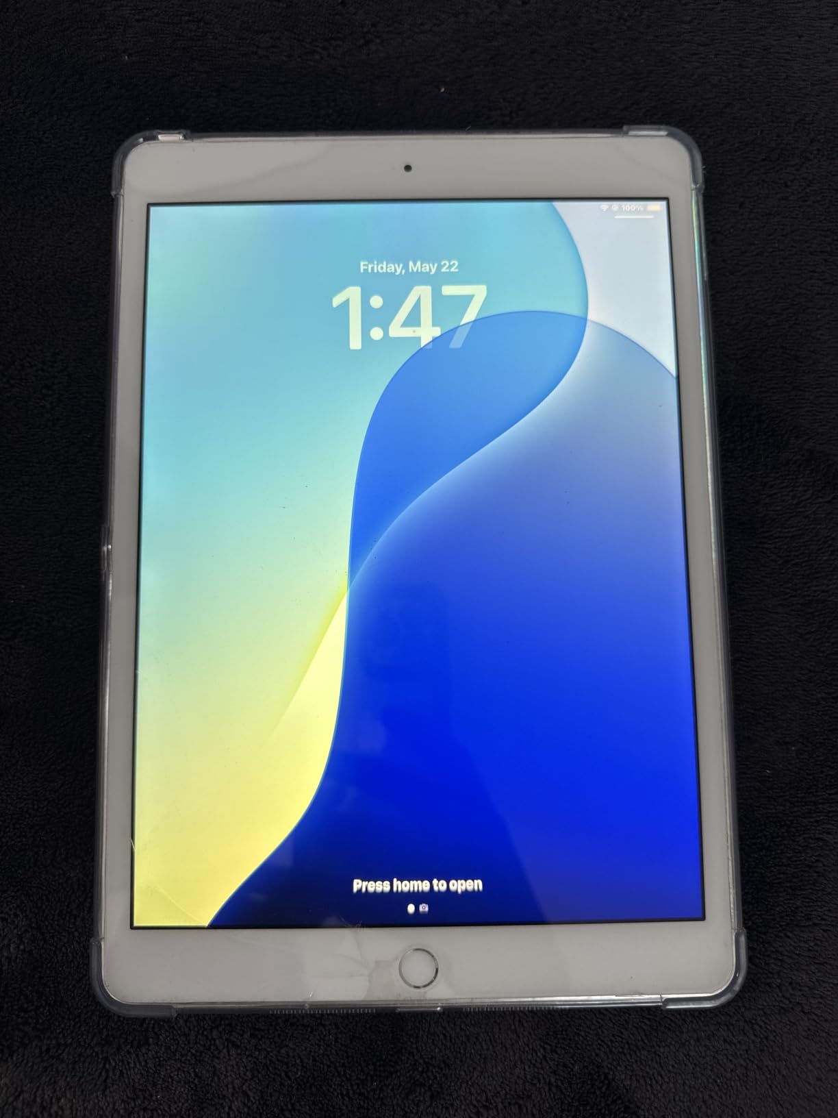 Apple 2019 iPad 7th Gen (10.2-inch, Wi-Fi, 32GB) Silver (Renewed) customer photo 1