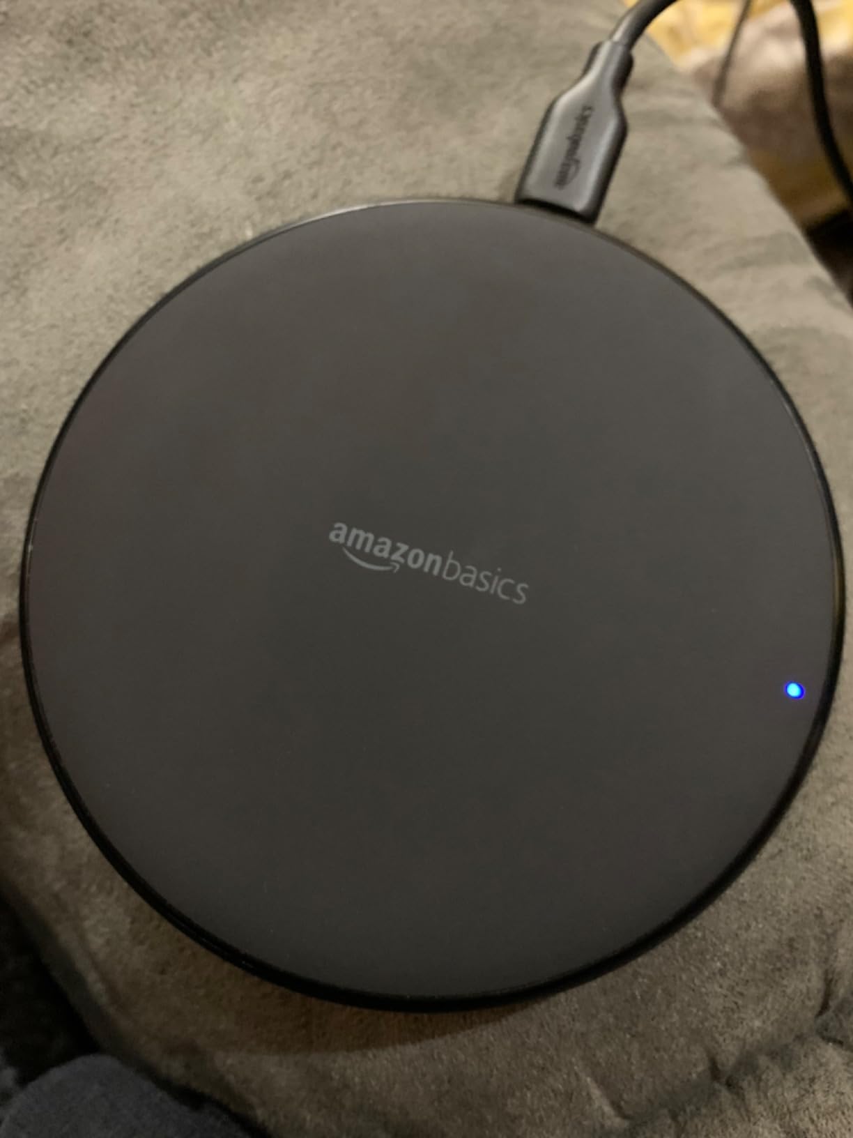 Amazon Basics Wireless Charger, 15W Qi Certified Wireless Charging Pad with USB Cable, Compatible with iPhone 15/14/13/12/11/X, Samsung & LG, Case Compatible, Black customer photo 1