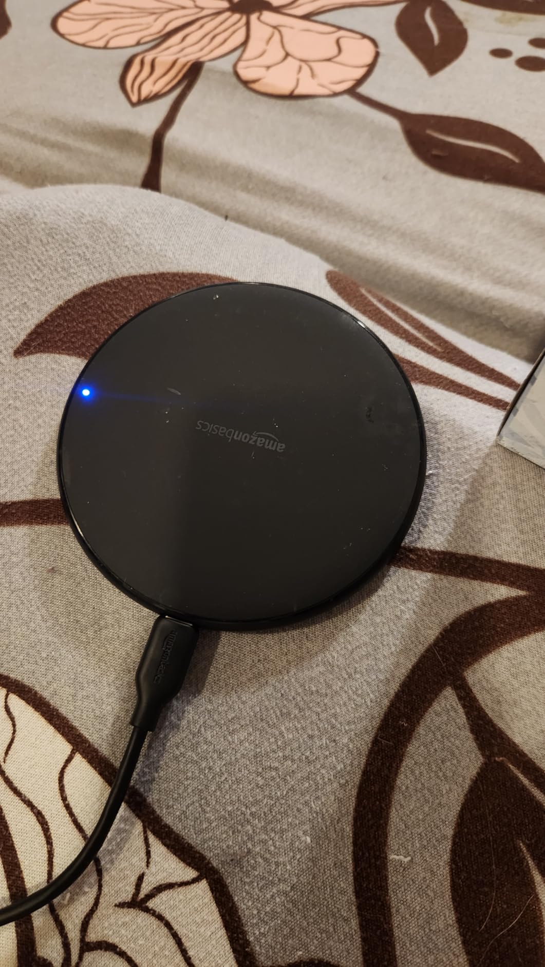 Amazon Basics Wireless Charger, 15W Qi Certified Wireless Charging Pad with USB Cable, Compatible with iPhone 15/14/13/12/11/X, Samsung & LG, Case Compatible, Black customer photo 2