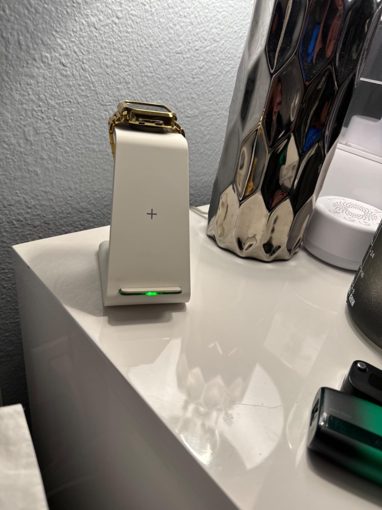 GEEKERA 3 in 1 Wireless Charging Station for Apple, Fast Wireless Charger Stand Dock for iPhone 17 16 15 14 13 12 11 Pro Max Plus XR XS X, Apple Watch Ultra/11/10/9/SE/8/7/6/5/4/3/2, AirPods Pro/4/3/2 customer photo 1