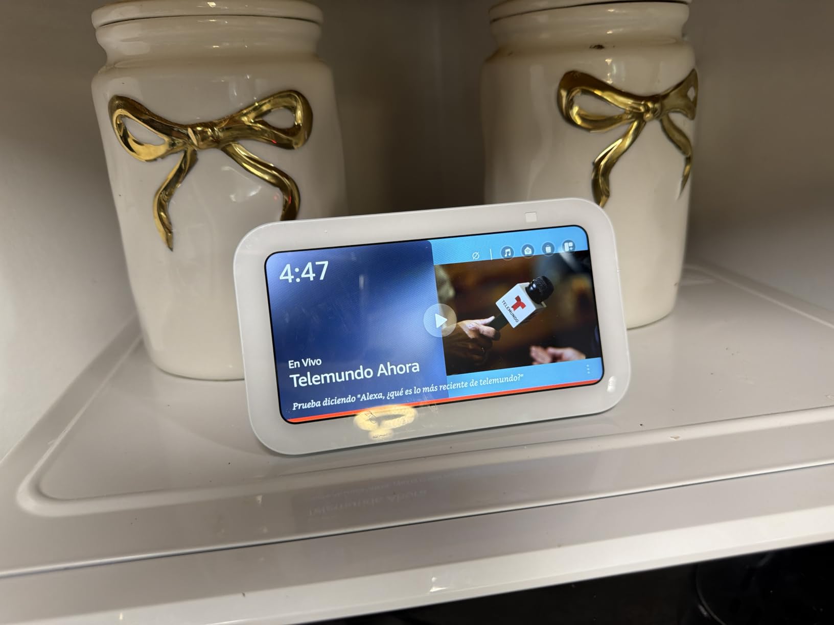 Amazon Echo Show 5 (newest model), Smart display, Designed for Alexa+, 2x the bass and clearer sound, Cloud Blue customer photo 2