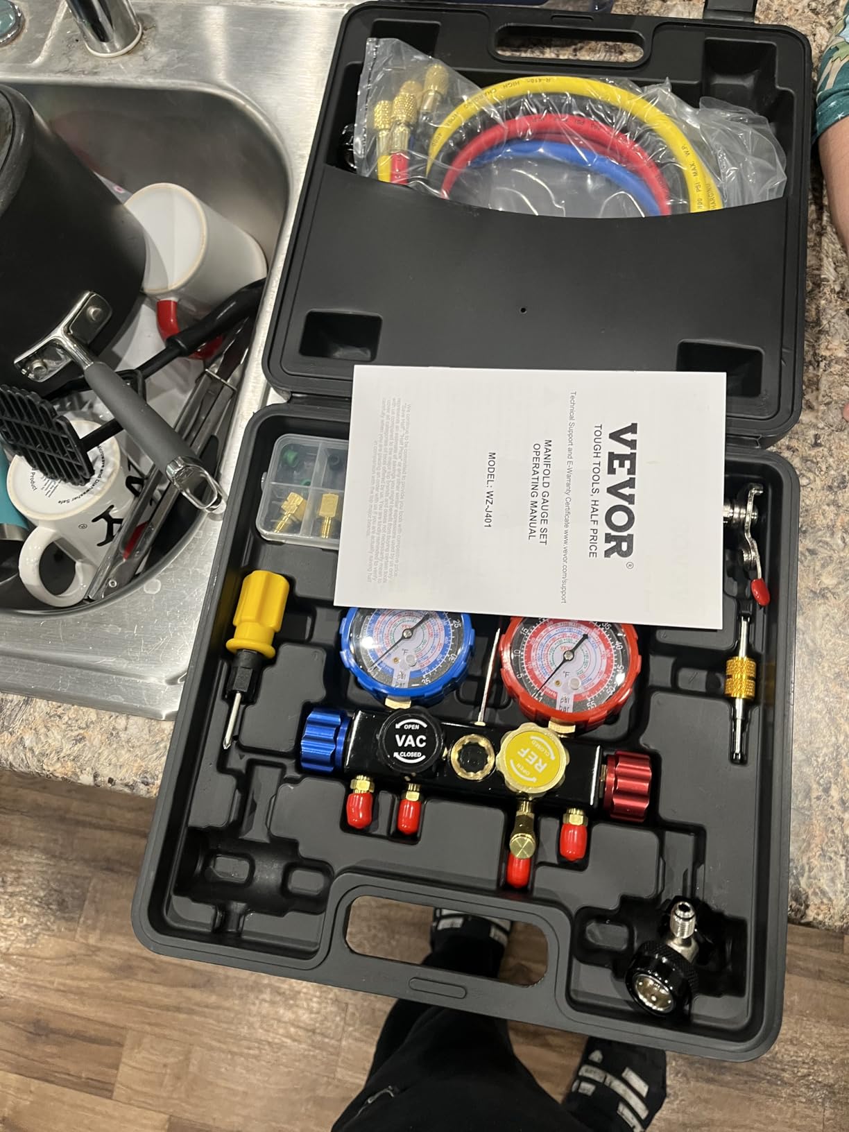 VEVOR 4 Way AC Gauge - AC Manifold Gauge Set for R134A R22 R12 R410A Refrigerant, Freon Gauges with 5ft Hoses, Couplers, Can Tap customer photo 1
