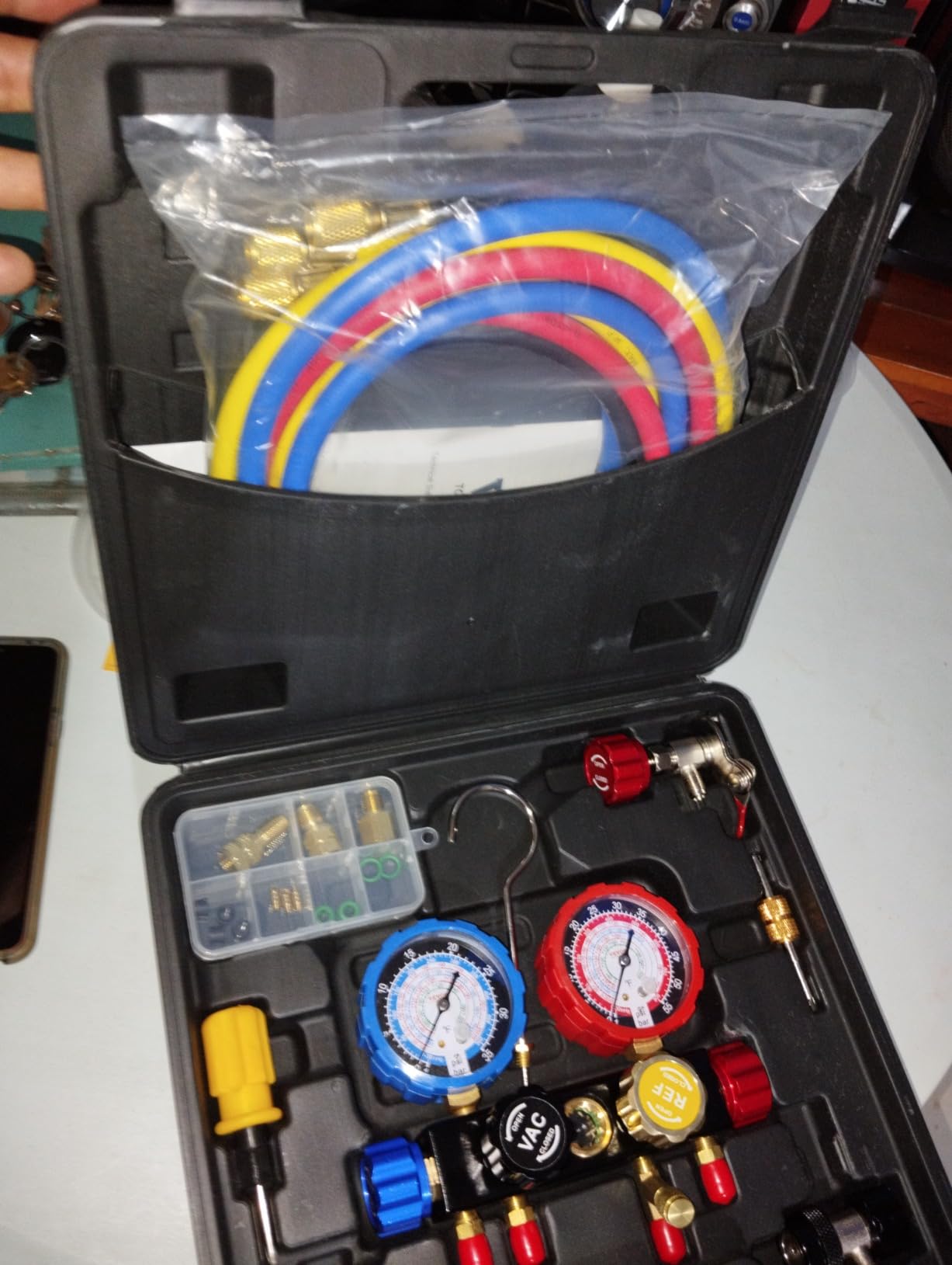 VEVOR 4 Way AC Gauge - AC Manifold Gauge Set for R134A R22 R12 R410A Refrigerant, Freon Gauges with 5ft Hoses, Couplers, Can Tap customer photo 2