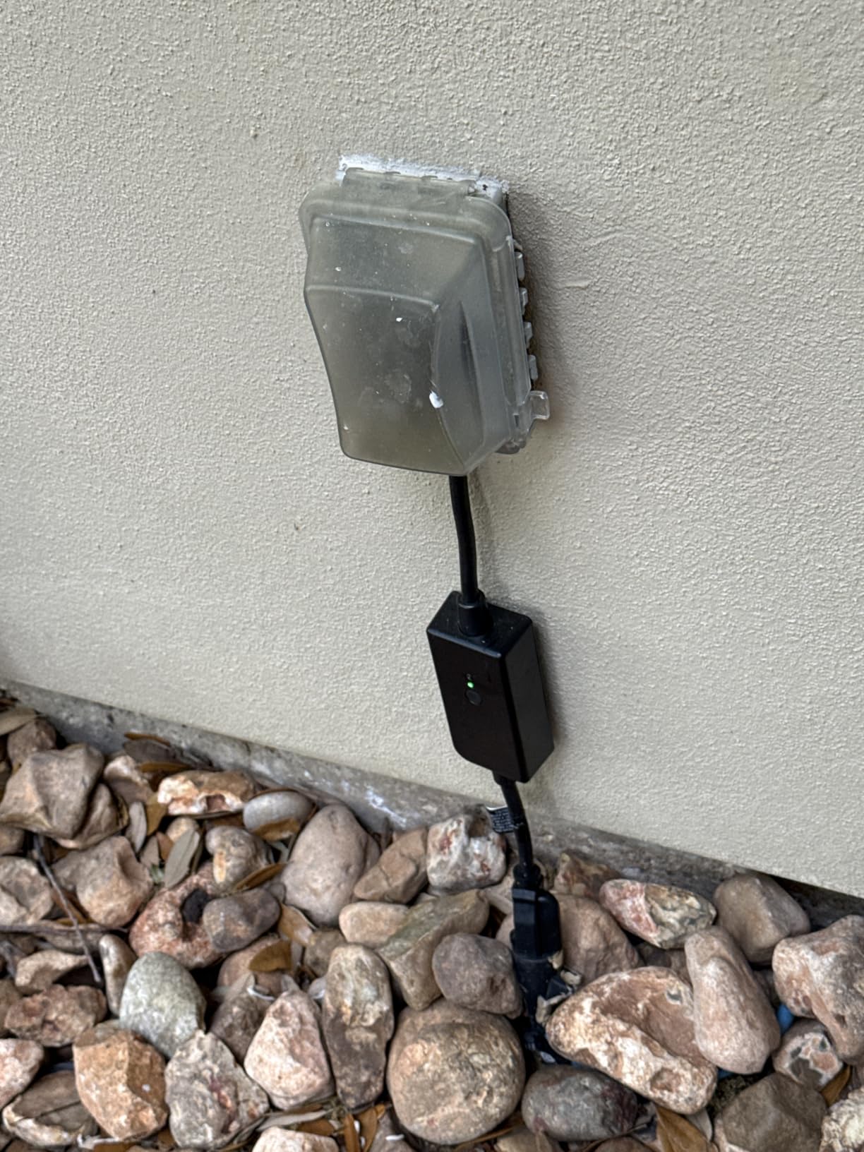 Leviton Decora Smart Wi-Fi Weather-Resistant Outdoor Plug, D215O-1RE, Black | Works with Matter, My Leviton, Alexa, Google Assistant, Apple Home/Siri. Wire-Free 3-Way customer photo 1