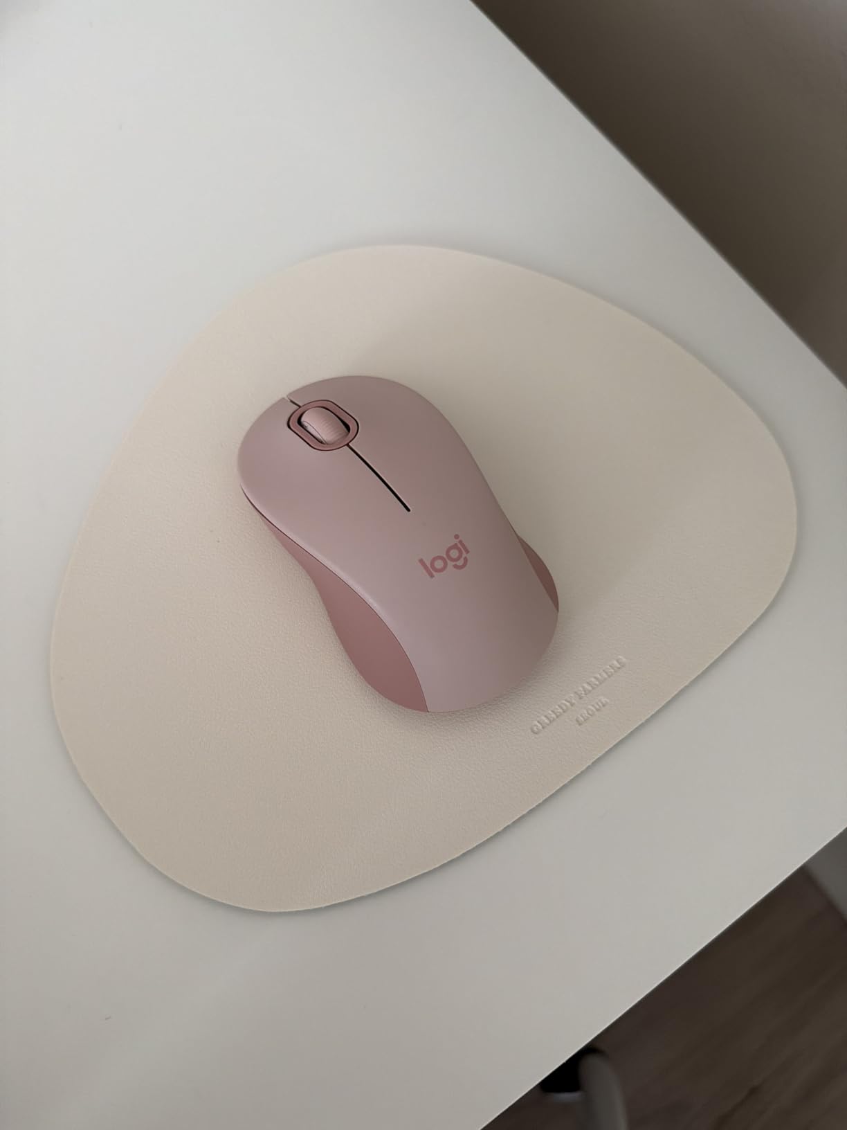 Logitech Signature M550 Wireless Mouse Small to Medium Sized - Off White | For small to medium sized hands, 2-year battery, multi-device compatibility customer photo 1