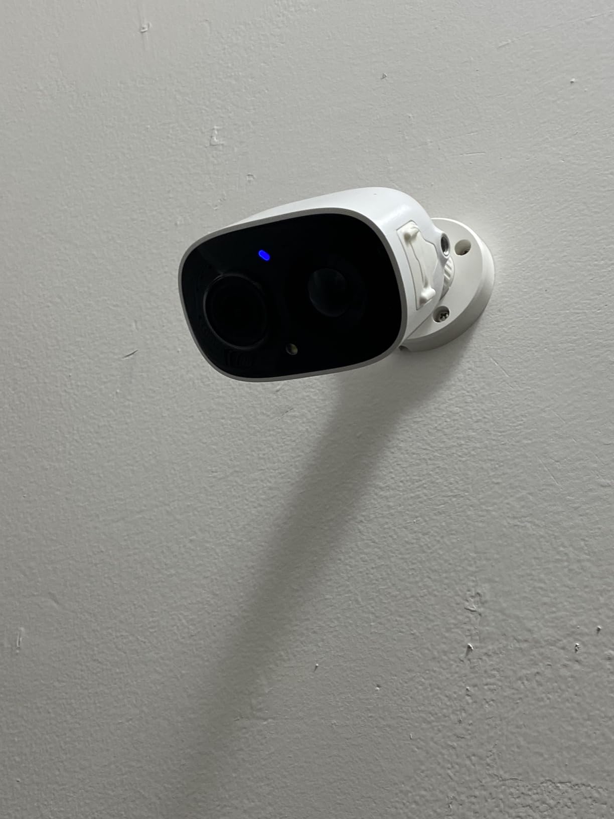 Security Cameras Wireless Outdoor Indoor, 2K Battery Powered WiFi Camera for Home Security, AI Motion Detection, Color Night Vision, IP66 Weatherproof, 2-Way Talk, Siren Alarm, SD/Cloud Storage customer photo 1