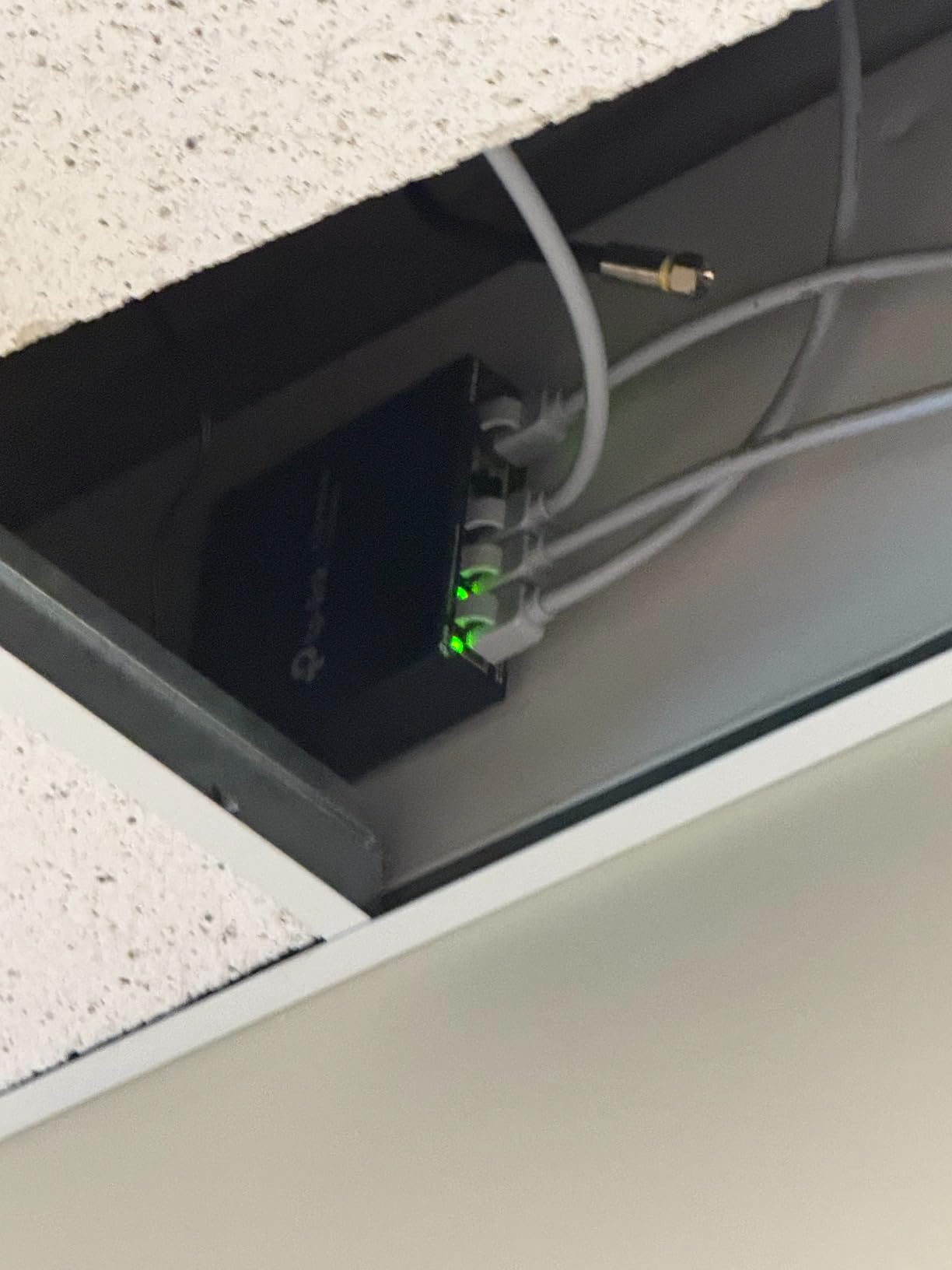 TP-Link TL-SG105S-M2, 5 Port Multi-Gigabit 2.5G Unmanaged Ethernet Switch | Ethernet Splitter, Plug & Play, Desktop/Wall Mount, Silent Operation customer photo 1