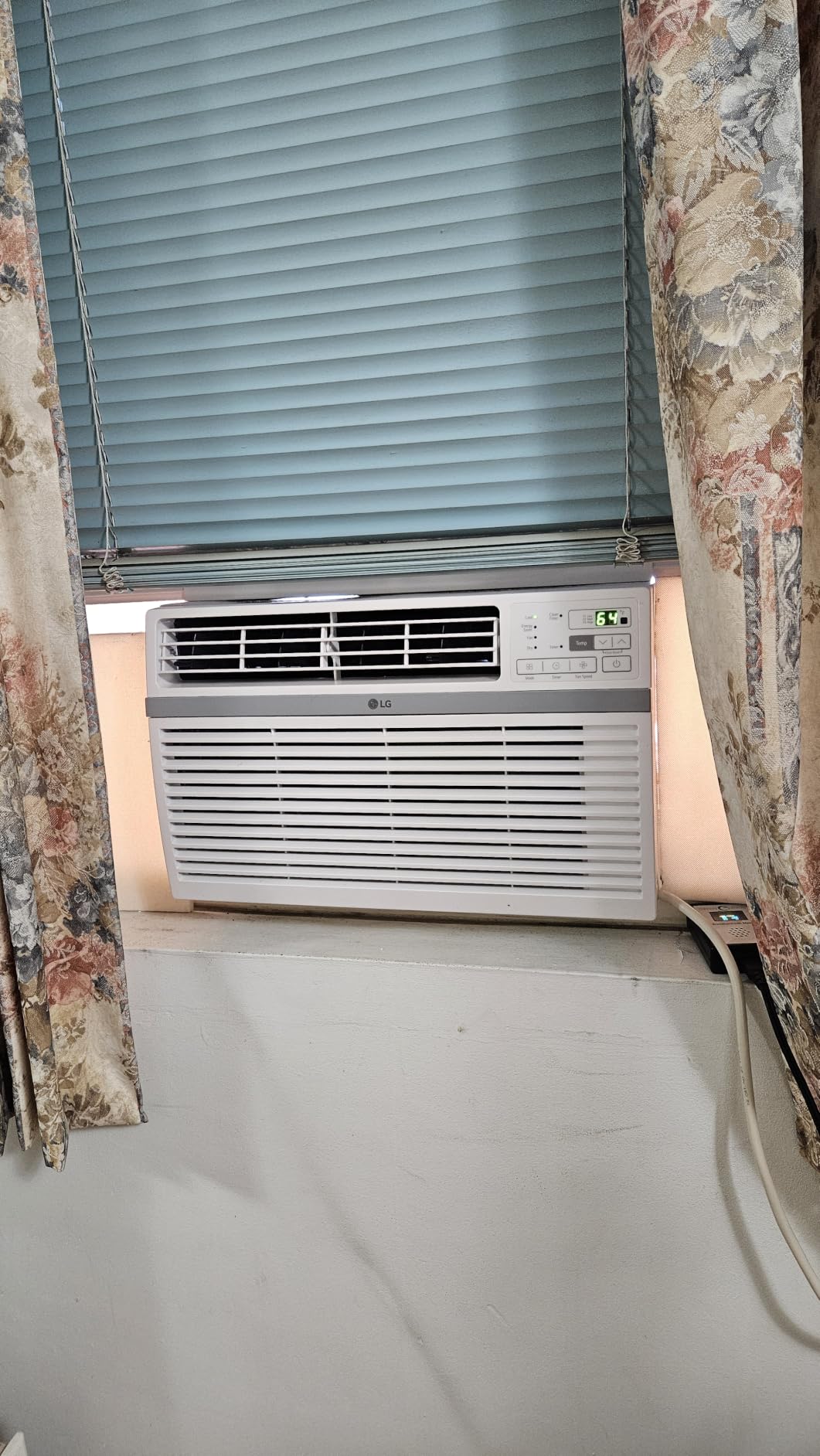 LG 8,000 Window Air Conditioner, 115V, 350 Sq.Ft. (14' x 25' Room Size), Quiet Operation, Electronic Control with Remote, 3 Cooling & Fan Speeds, Auto Restart, 8000 BTU, White customer photo 1