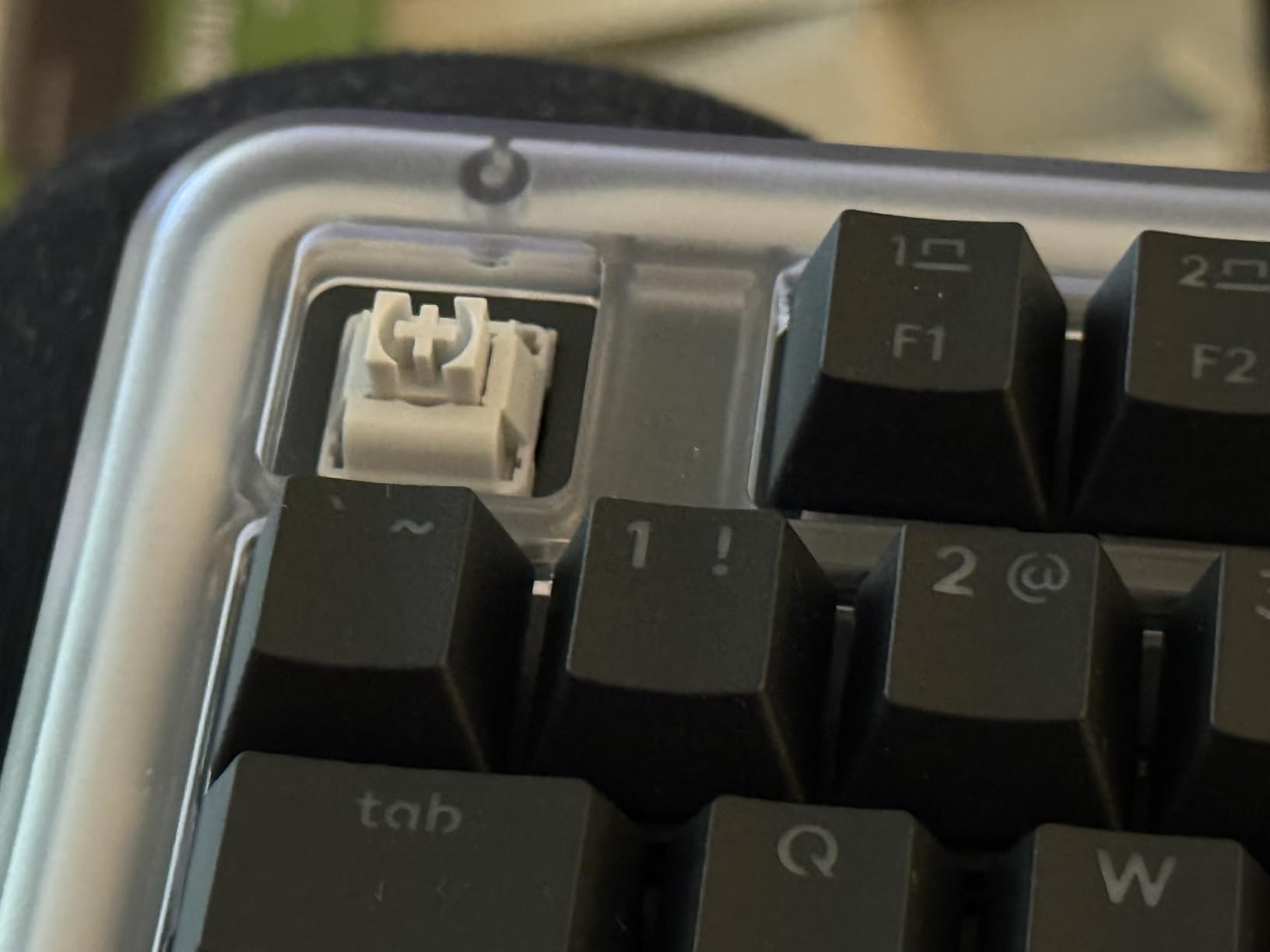 Logitech Alto Keys K98M Wireless Mechanical Gasket Keyboard - Graphite | Customizable, clicky, vibration absorbing gasket, white backlit keys, Bluetooth, USB-C charging, for PC, Mac, Laptops customer photo 2