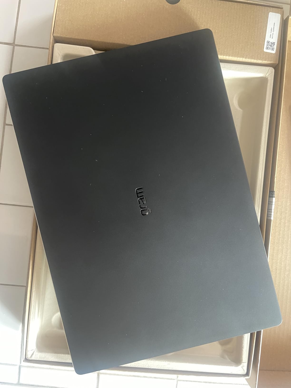 LG gram Pro 16-inch Thin and Lightweight Dual AI Touchscreen Laptop Computer, Windows 11 Home, Copilot+ PC, Intel Core Ultra 7 355, 32GB RAM, 2TB (2x1TB) SSD, Obsidian Black customer photo 1