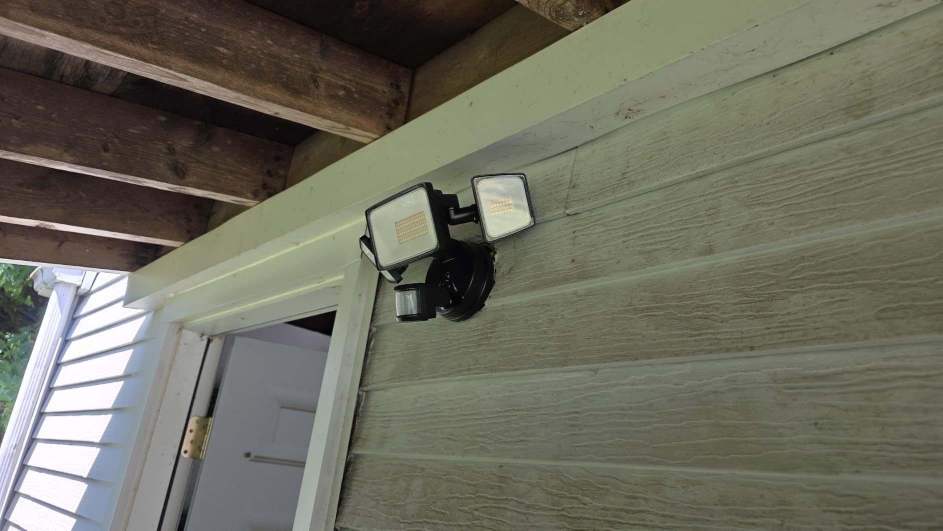 Onforu 65W Smart Outdoor Security Lights with Motion Sensor, WiFi APP Control, Compatible with Alexa & Google Assistant, 6500LM Dimmable LED Flood Light, 2500K-6500K, 3 Adjustable Heads, Black customer photo 2