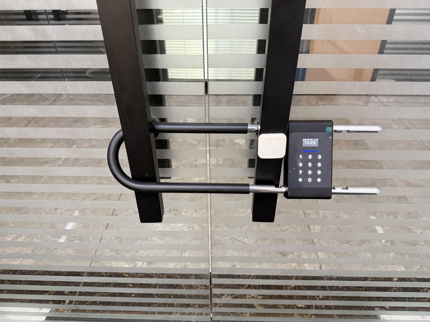 U-Shaped Smart Glass Door Lock, Bluetooth Fingerprint U-Lock, Keyless Entry, Password Keypad, NFC, IC Card & Emergency Mechanical Key. IP65 Weatherproof Security Lock for Shop, Salon, Office customer photo 1