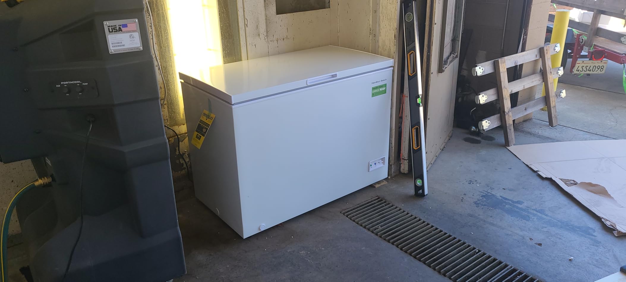 Hamilton Beach 17 cu ft Chest Deep Freezer - White, GARAGE READY Food for Large Family, Storage Basket, Space-Saving Flat Back, Stay-Open Lid, Front-Access Drain, for Basement, Laundry Room, Cottage customer photo 2