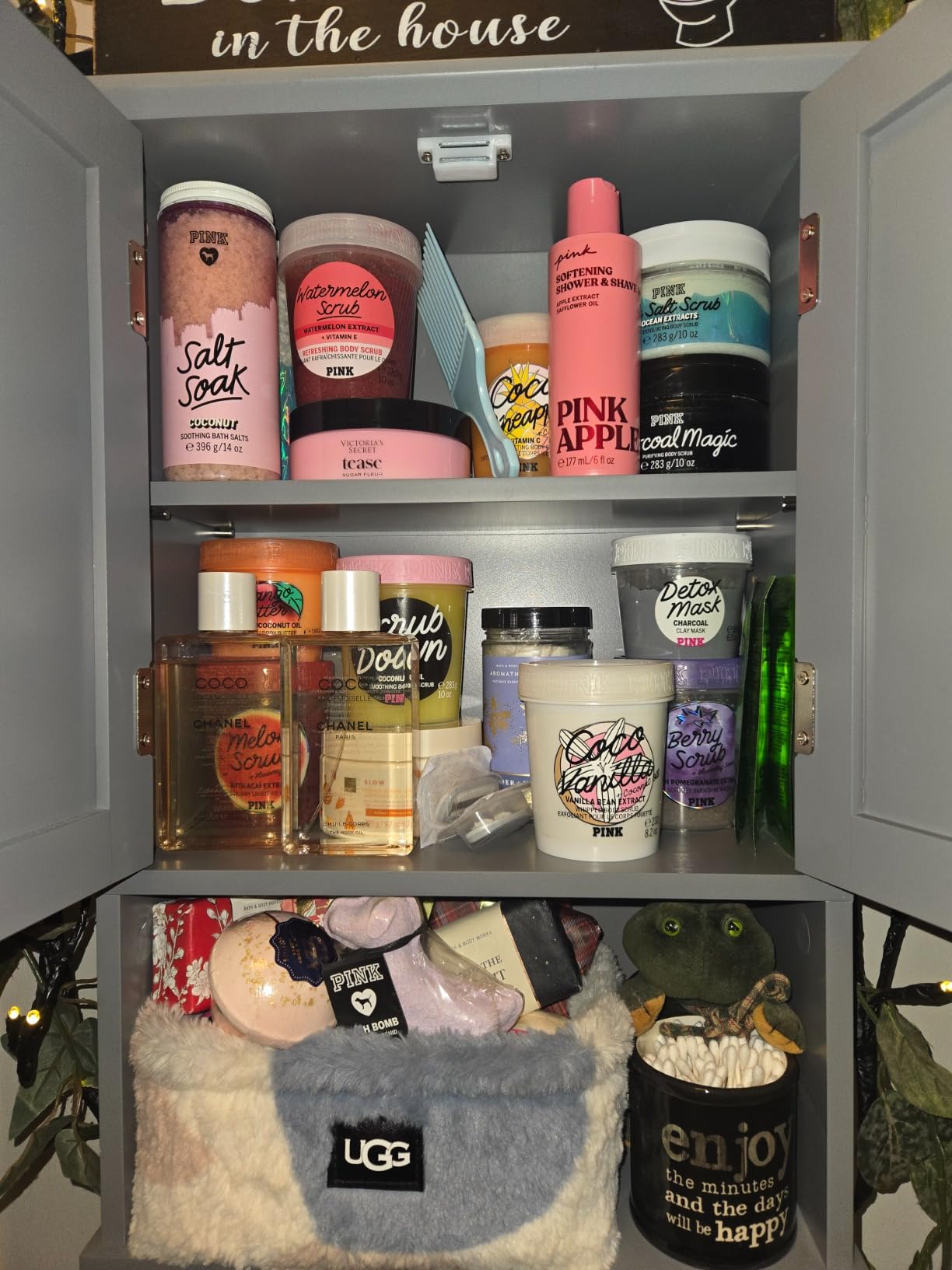 ChooChoo Small Medicine Cabinet with Towel Bar, Hanging Storage, 3 Hooks customer photo 1