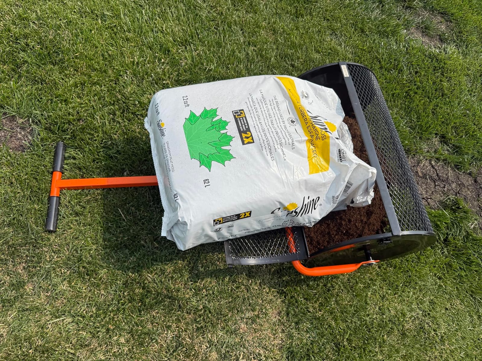 VEVOR Tow Behind Broadcast Spreader, 130LBS Capacity, Tow/Push Garden Spreader with 13 in Tires, 30 Adjustable Setting & 9.8 ft Spreading Width, Lawn Spreaders for Seed, Fertilizer, Salt, Ice Melt customer photo 1
